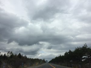 道と曇り空